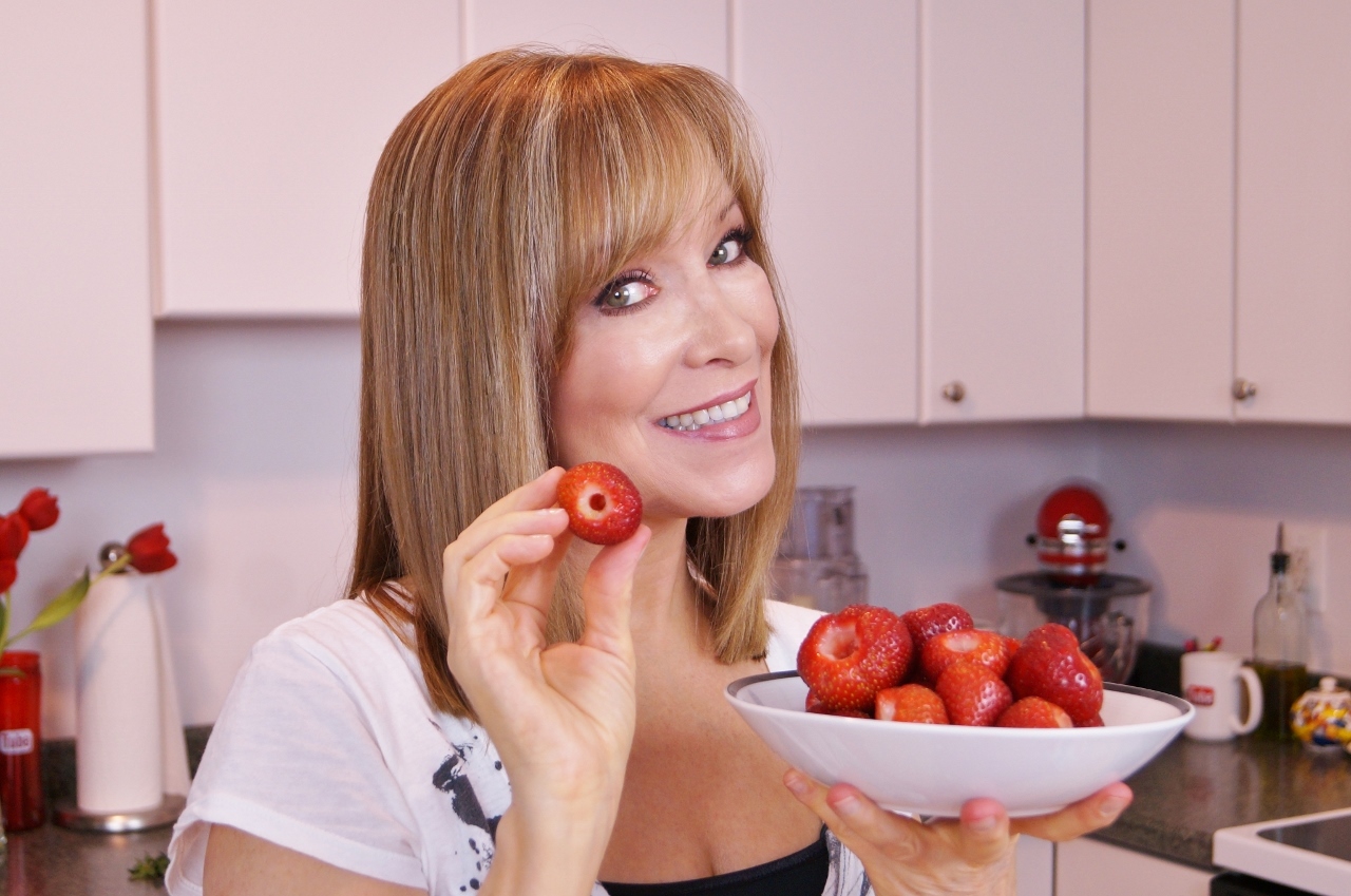 How To Hull A Strawberry - Susan Cooks Vegan