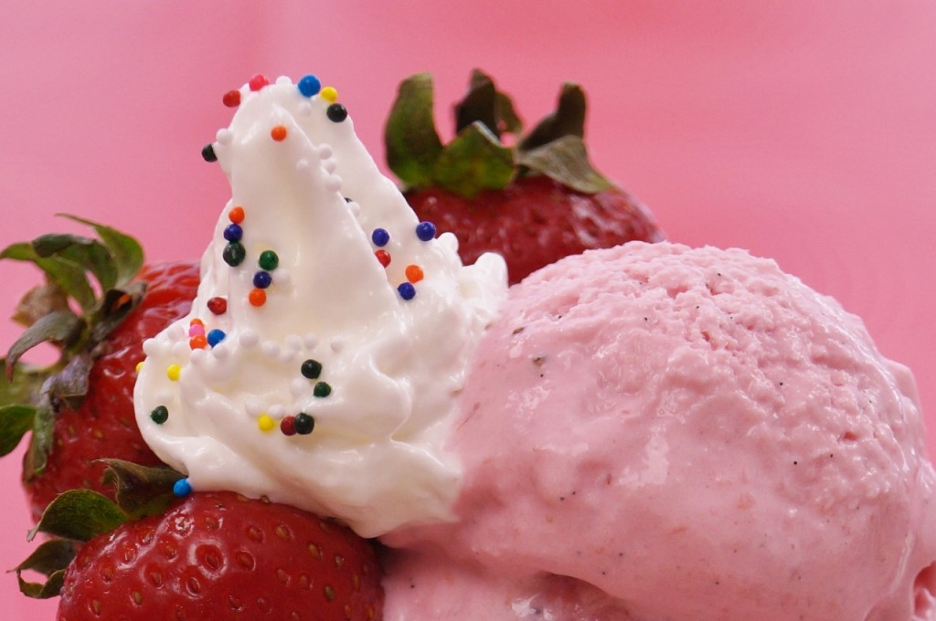 Easy Strawberry Ice Cream – Without Ice Cream Maker! | Dishin' With Di ...
